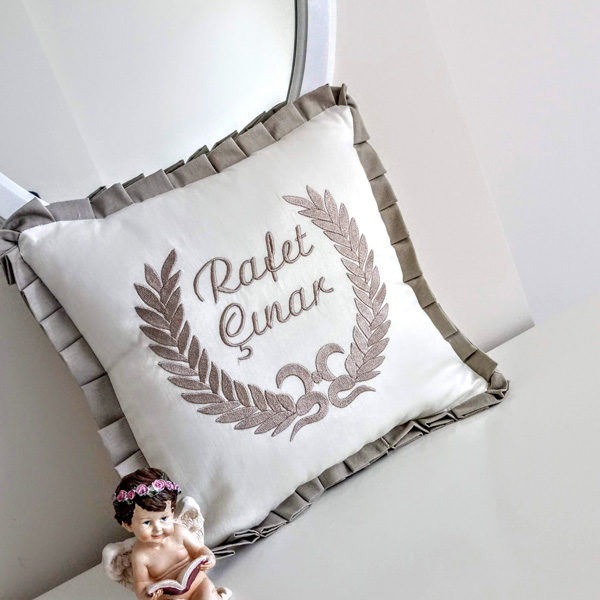 personelized-frilly-ornament-pillow2